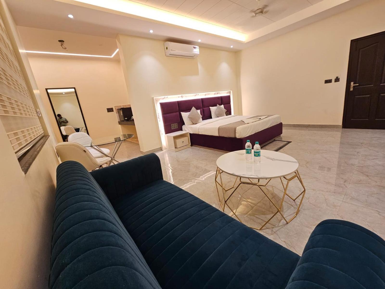 Hotel The Glass House Greater Noida Exterior foto