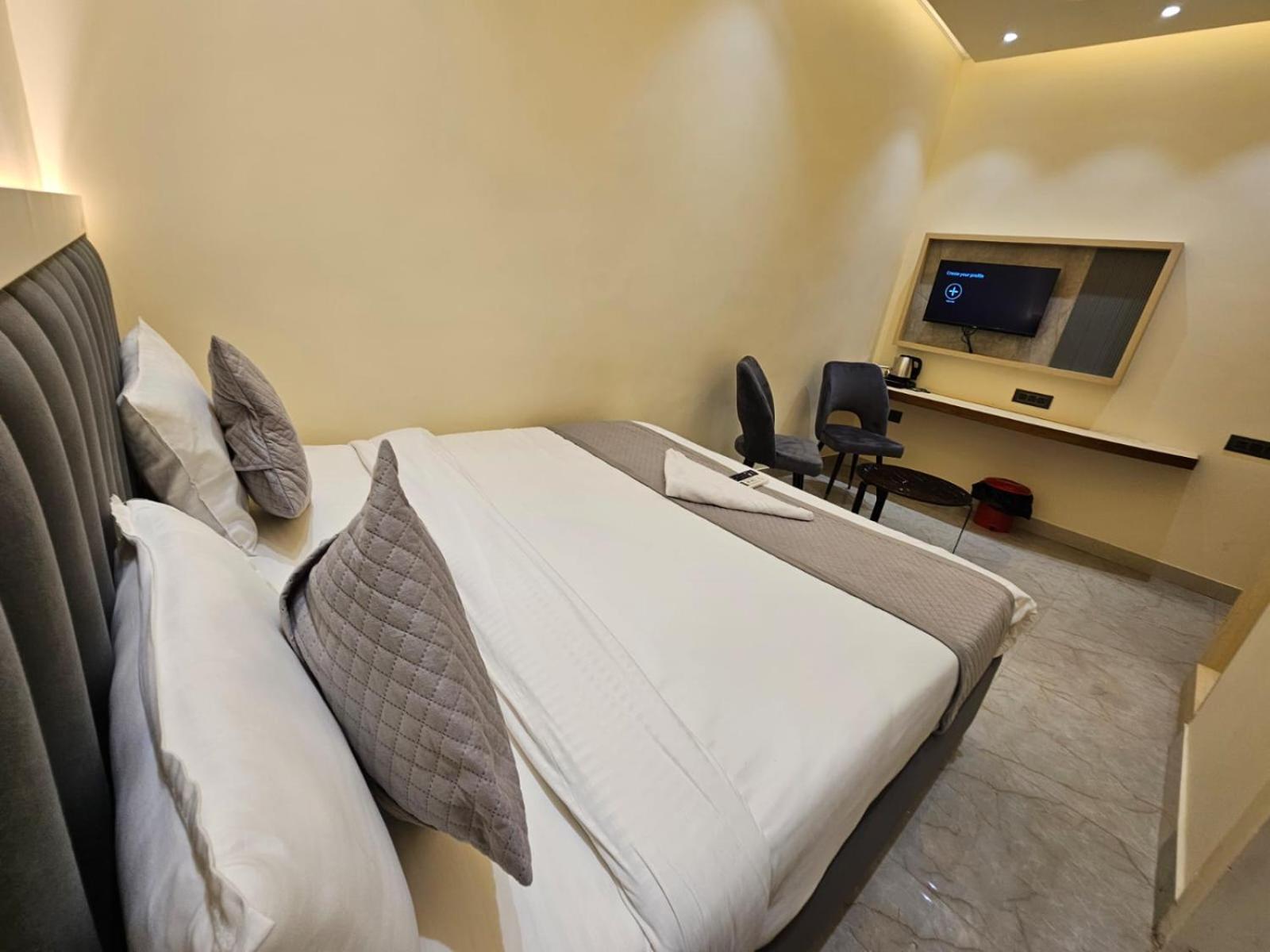 Hotel The Glass House Greater Noida Exterior foto